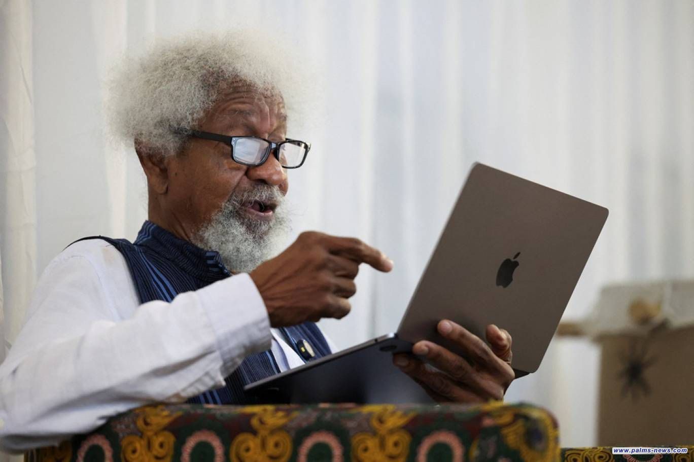 واشنطن تلغي تأشيرة الكاتب النيجيري وولي سوينكا الفائز بجائزة نوبل للآداب عام 1986، بسبب تصريحاته ضد ترامب.